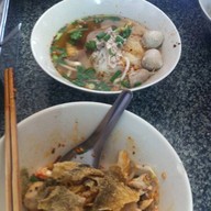 ก๋วยเตี๋ยวหมูโบราณ ตราหมูคู่