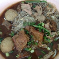 ก๋วยเตี๋ยวหมูน้ำแดง