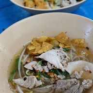 เส้นเล็กต้มยำ