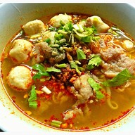 ก๋วยเตี๋ยวลูกชิ้นหมูและเนื้อ