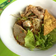 ลูกชิ้นปลานายฉุ่ย เย็นตาโฟ 40 ปี นวมินทร์ 68