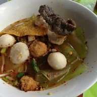 ลูกชิ้นปลานายฉุ่ย เย็นตาโฟ 40 ปี นวมินทร์ 68