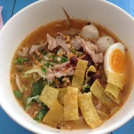 ก๋วยเตี๋ยวต้มยำไข่