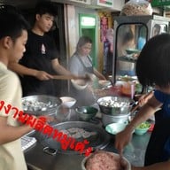 ก๋วยเตี๋ยวหมูนุ่ม โรงเรียนจันทร์หุ่นบำเพ็ญ