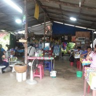 ร้านป้าอ้วนต้มเลือดหมูและโจ๊ก หน้าโรงเรียนยอแซฟ อ.ท่าใหม่