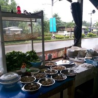 ร้านป้าอ้วนต้มเลือดหมูและโจ๊ก หน้าโรงเรียนยอแซฟ อ.ท่าใหม่