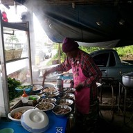 ร้านป้าอ้วนต้มเลือดหมูและโจ๊ก หน้าโรงเรียนยอแซฟ อ.ท่าใหม่