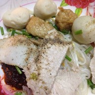 ก๋วยเตี๋ยวลูกชิ้นปลา ปากซอยสะพานเตี้ย