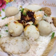 ก๋วยเตี๋ยวลูกชิ้นปลา ปากซอยสะพานเตี้ย