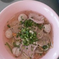 ก๋วยเตี๋ยวลูกชิ้นหมูพริกกะเหรี่ยง