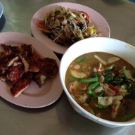 เปี๊ยกส้มตำไก่ย่างหนังกรอบ