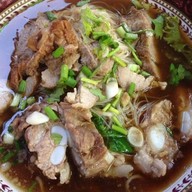ก๋วยเตี๋ยวหลอด น่องไก่