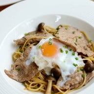 สปาเก็ตตี้หมูและเห็ดซอสโชยุบัตเตอร์ 170 บาท