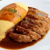 ข้าวห่อไข่หน้าหมูทอดราดซอสเดมิกลาส 220 บาท 