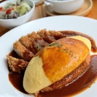 ข้าวห่อไข่หน้าหมูทอดราดซอสเดมิกลาส 220 บาท 