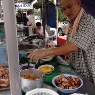 ชายสี่ บะหมี่เกี๊ยว ตลาดสามแยกสันทราย