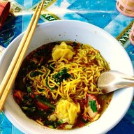 ชายสี่ บะหมี่เกี๊ยว ตลาดสามแยกสันทราย