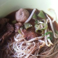 ก๋วยเตี๋ยวเรือบุฟเฟต์ ข้างร้านหยก