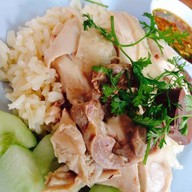 ข้าวมันไก่ ขนมจีน หน้าโรงพยาบาลใกล้หมอ