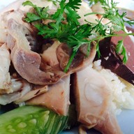 ข้าวมันไก่ ขนมจีน หน้าโรงพยาบาลใกล้หมอ