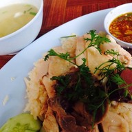ข้าวมันไก่ ขนมจีน หน้าโรงพยาบาลใกล้หมอ