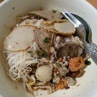 ก๋วยเตี๋ยวหมูต้มยำทรงเครื่อง