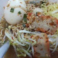 ก๋วยเตี๋ยวหมูต้มยำ (ใส่ไข่)