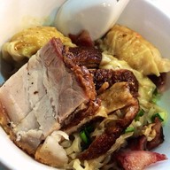 บะหมี่ เกี๊ยวกุ้ง เป็ด หมูแดง หมูกรอบ 110 บาท