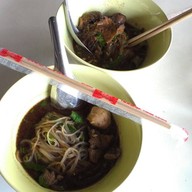 ก๋วยเตี๋ยวเรือบุฟเฟต์ ข้างร้านหยก