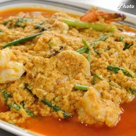 กุ้งเล็กผัดผงกระหรี่ 270 บาท 