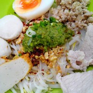 ก๋วยเตี๋ยวหมูนุ่ม โรงเรียนจันทร์หุ่นบำเพ็ญ