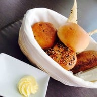 ขนมปังอบร้อนทานระหว่างรอสเต็ก
