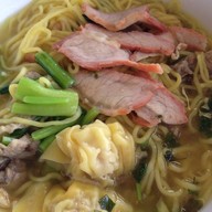 ชายสี่ บะหมี่เกี๊ยว ตลาดสามแยกสันทราย