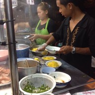 ชายสี่ บะหมี่เกี๊ยว ตลาดสามแยกสันทราย