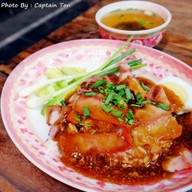 ข้าวหมูแดง หมูกรอบ หอมหวานอร่อยดี แต่พริกซีอิ๊วดำขมไปหน่อยนึง