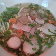 ก๋วยเตี๋ยวหมูต้มยำทรงเครื่อง