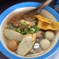 ก๋วยเตี๋ยวหมูเฮียอ้อย ตลาดโพธิ์สุวรรณ