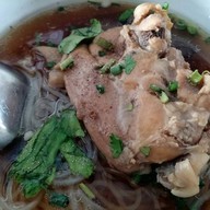 ก๋วยเตี๋ยวไก่ตุ๋น