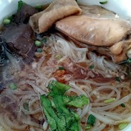 ก๋วยเตี๋ยวไก่ตุ๋น