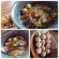 ก๋วยเตี๋ยวหมูน้ำแดงเมืองเพชร