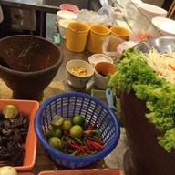 ตลุยตำ ยำแซ่บ