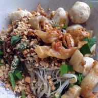 ก๋วยเตี๋ยวเรือหมูน้ำตก (อ.เสนา)