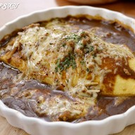 ข้าวห่อไข่หน้าหมูสับราดซอสแกงกะหรี่อบชีส 200 บาท