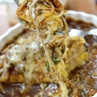 ข้าวห่อไข่หน้าหมูสับราดซอสแกงกะหรี่อบชีส 200 บาท