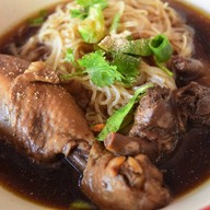 ก๋วยเตี๋ยวไก่ตุ๋น บัวทิพย์