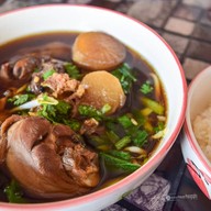 ก๋วยเตี๋ยวไก่ตุ๋น บัวทิพย์