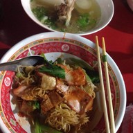 นายหนวดบะหมี่เกี๊ยวหมูแดง