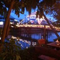 บ้านริมน้ำ