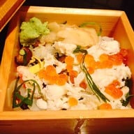 Kani Chirashi sushi สวย แล้วก็อร่อยมาก