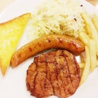 สเต็กหมูพริกไทยดำจับคู่กับไส้กรอกหมู และเฟรนช์ฟรายด์